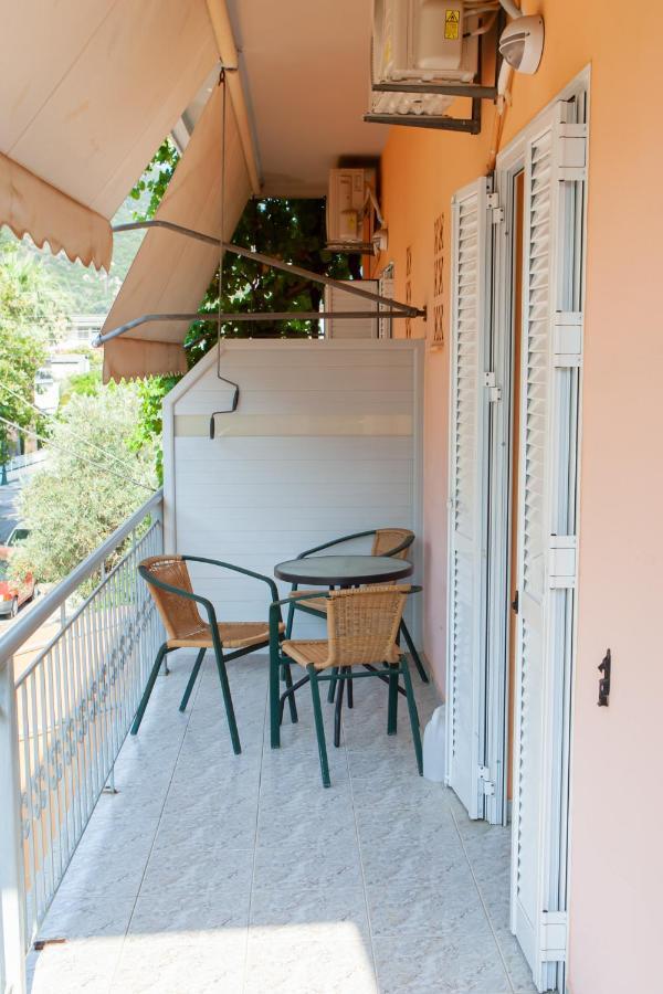 Hotel Loula Rooms And Apartments Kaména Vúrla Kültér fotó